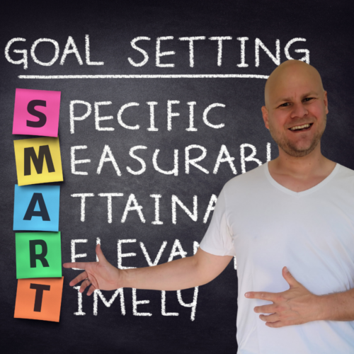 Zieldefinition SMART Prinzip Matthias vor einer Tafel mit den Goal Settings
